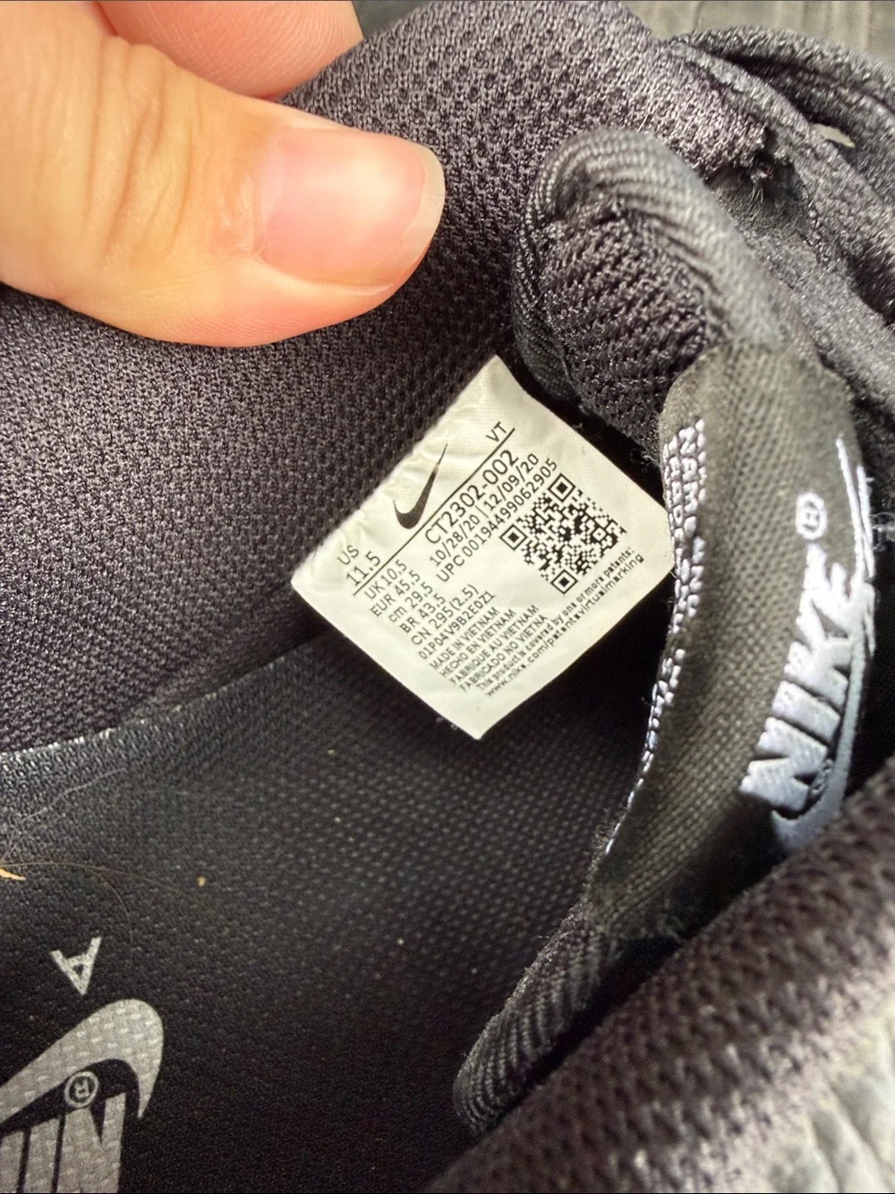 Nike Air - Men Black and White Sneakers